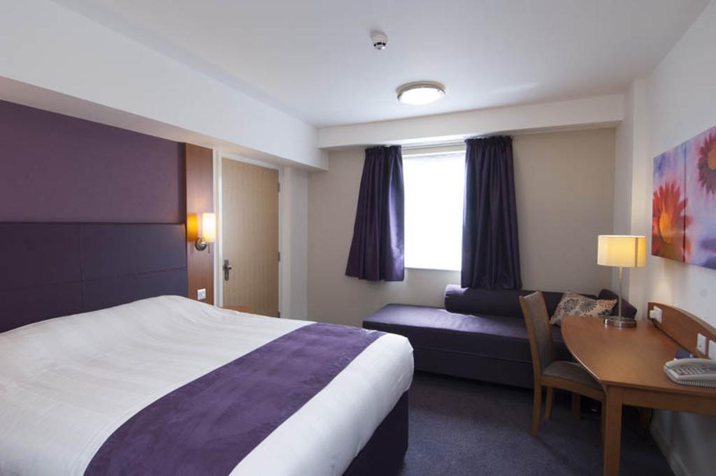 קרואולי Premier Inn London Gatwick Airport - Manor Royal מראה חיצוני תמונה
