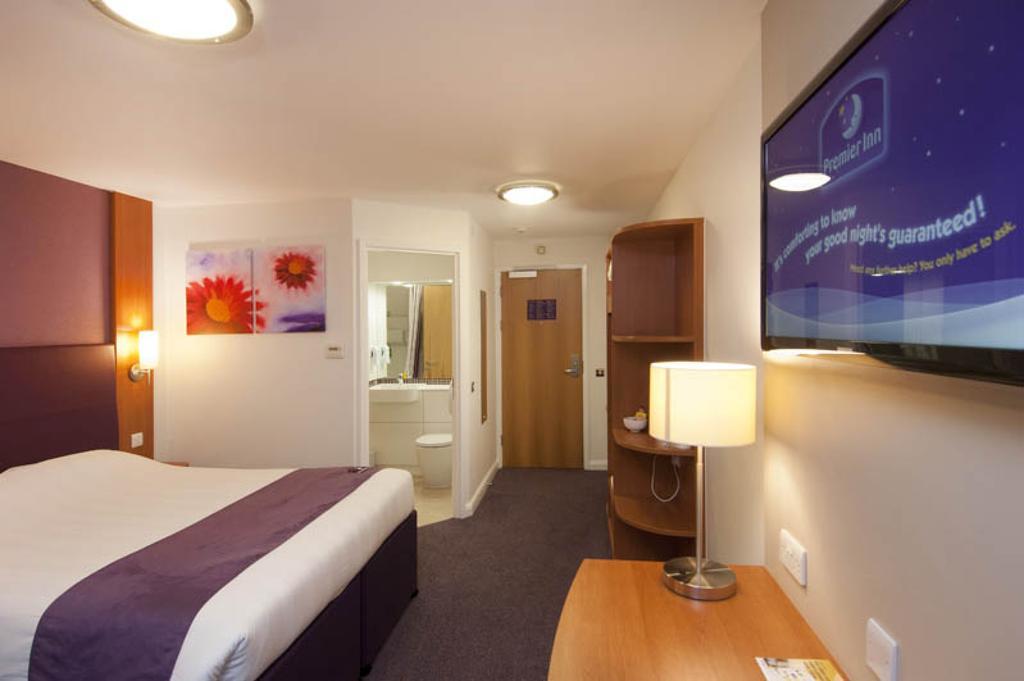 קרואולי Premier Inn London Gatwick Airport - Manor Royal מראה חיצוני תמונה